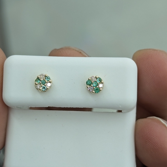 Real Diamond 10kt Yellow Gold Flower stud earring